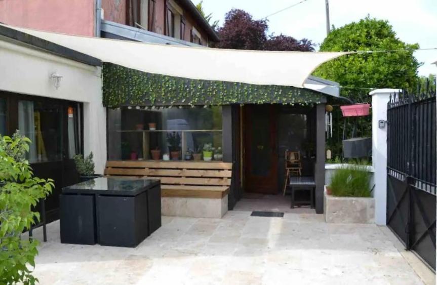 Leleka Hostel Esbly Exterior photo